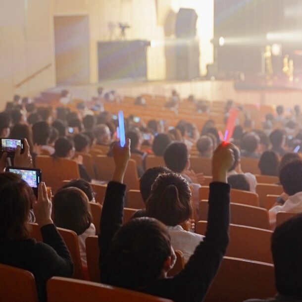 中学校の芸術鑑賞会で生徒が盛り上がっている様子