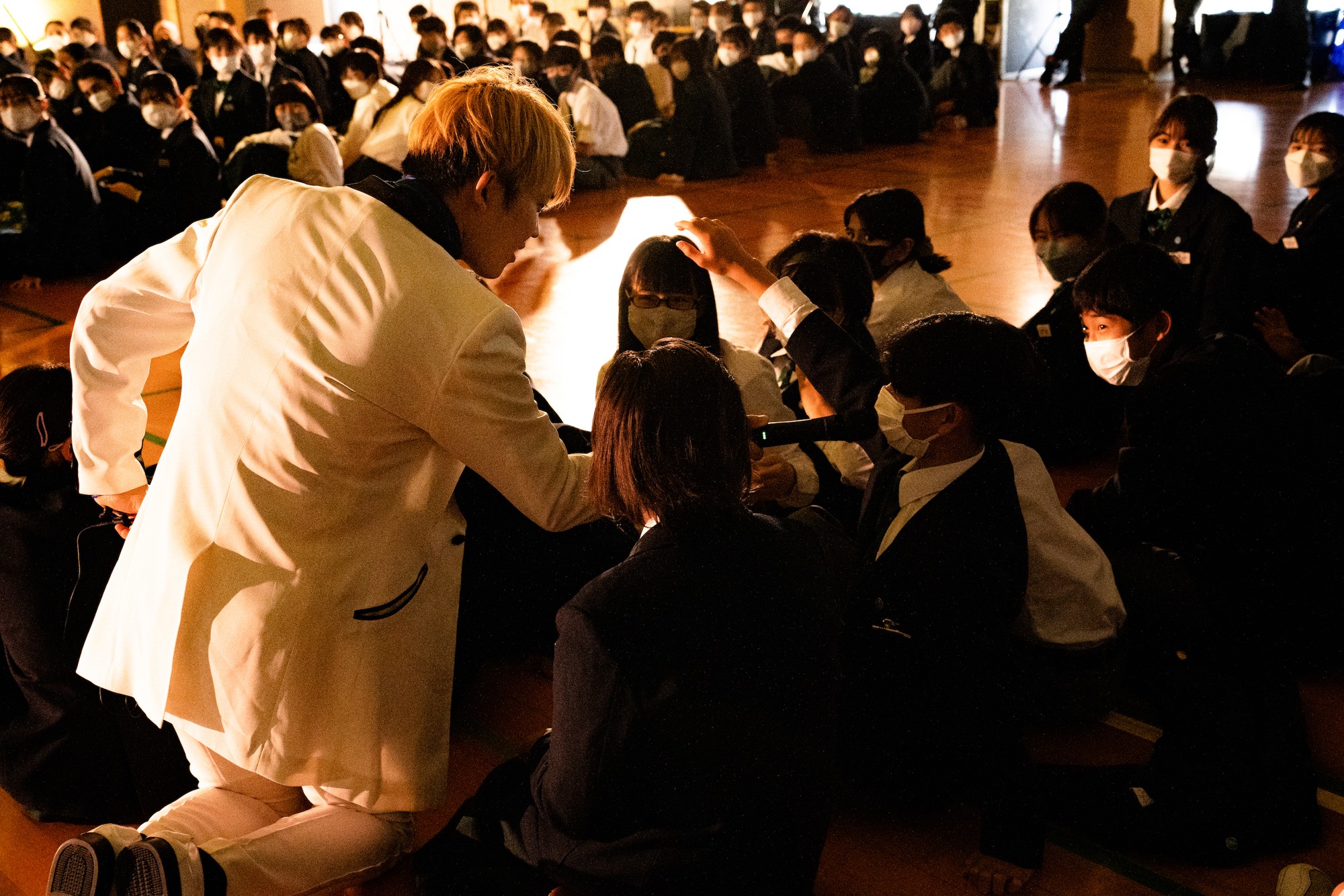 芸術鑑賞会で手拍子する児童