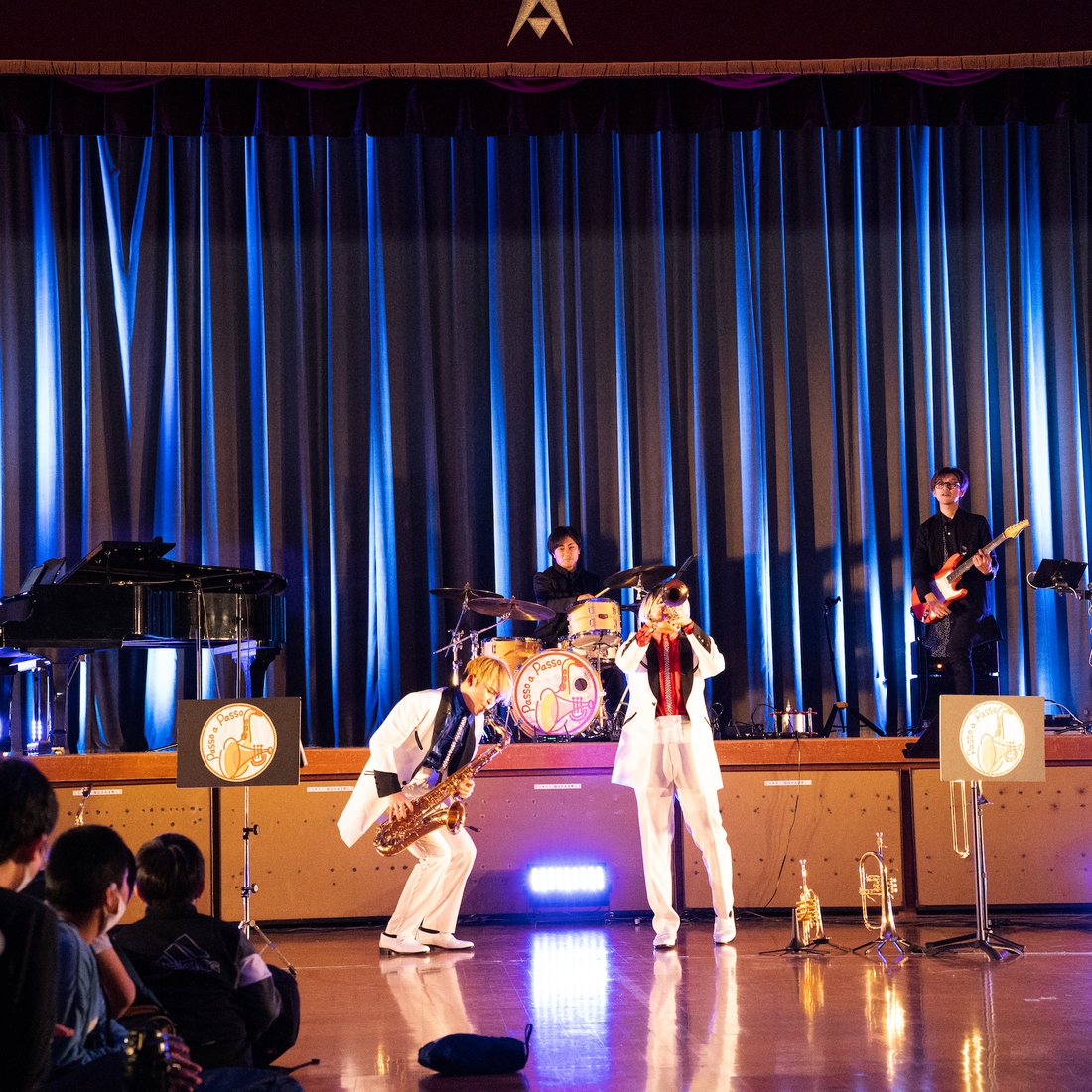 音響・照明を持ち込んだ学校公演のステージ全景